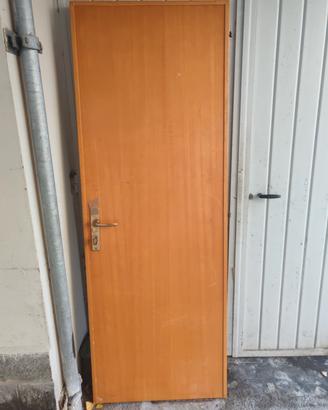 porta interna  200x70 con  maniglie