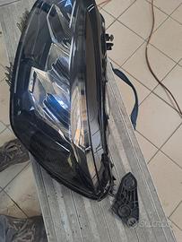 faro Peugeot 208