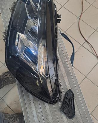 faro Peugeot 208