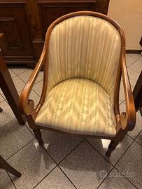 Poltrona in legno imbottita