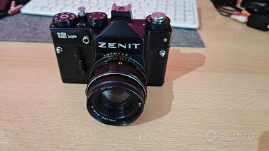 macchina fotografica zenith con pellicola 