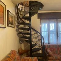 Scala a chiocciola elegante in ferro battuto