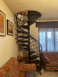 Scala a chiocciola elegante in ferro battuto