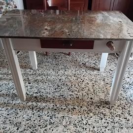 Tavolo da cucina con piano in granito