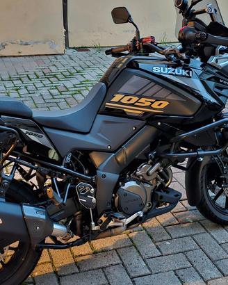 Suzuki v strom 2025 full optional  9500 km