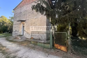 Vendita casa indipendente con giardino