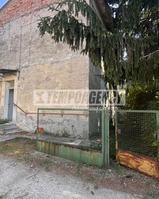 Vendita casa indipendente con giardino