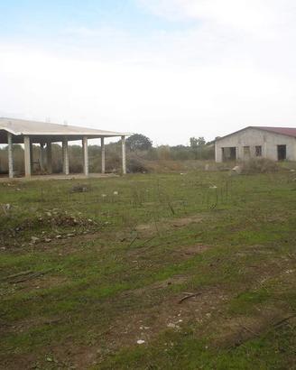 Villa e capannone al grezzo