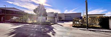 Ampio complesso commerciale con capannone e uffici