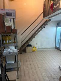 Locale categoria C/2 - Napoli, Via Nardones -