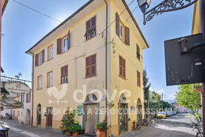 Casa indipendente di 300 m² con più di 5 locali a 