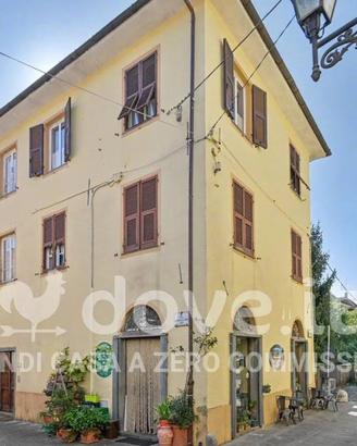 Casa indipendente di 300 m² con più di 5 locali a 