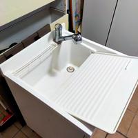  Lavabo da lavanderia con rubinetto a doccett