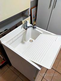  Lavabo da lavanderia con rubinetto a doccett