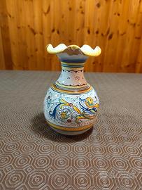 Vaso piccolo in maiolica dipinto a mano di Deruta