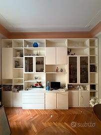 Grande libreria a parete con vetrine e cassetti