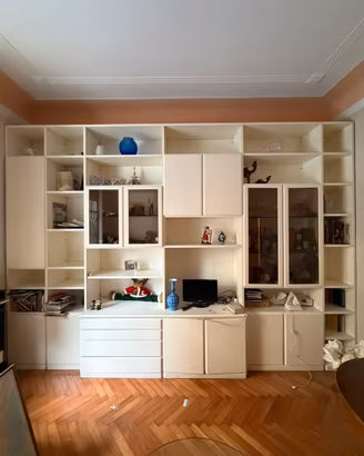 Grande libreria a parete con vetrine e cassetti