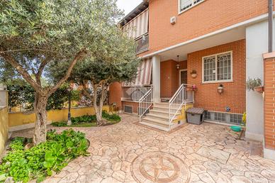 VILLA A SCHIERA D'ANGOLO A ROMA