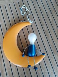Lampadario omino seduto sulla luna