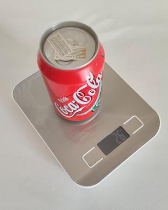Coca cola lattina sigillata e vuota