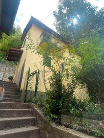 Piccolo rustico disposto su due piani 