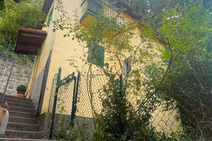 Piccolo rustico disposto su due piani 