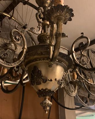 Lampadario antico con candelabro