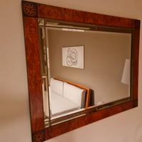 Specchiera in radica di noce e vetro lavorato