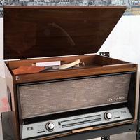 Radio anni '60 con giradischi