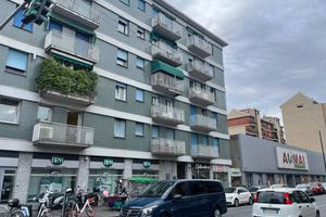 MILANO/Via Padova :BOX AUTO DOPPIO soppalcabile