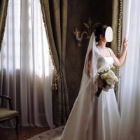 Abito da sposa sartoriale, velo in pizzo chantilly