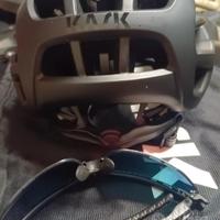 casco bici più occhiali