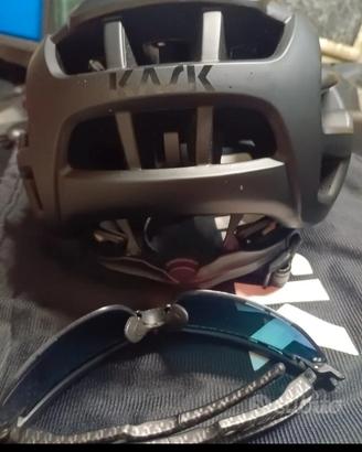 casco bici più occhiali