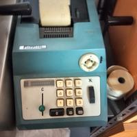Calcolatrice manuale Olivetti.