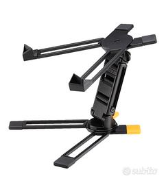 Stand laptop, tastiera, chitarra e microfono
