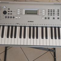 tastiera Yamaha YPT-360 con stand per appoggiarla