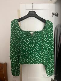 Maglia verde con fantasia di fiori bianchi