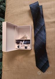 Cravatta, fazzoletto da taschino, gemelli da polso