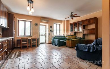 AMPIO DUE LOCALI IN CORTE LIBERO SUBITO