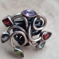 Anello medusa in argento e gemme 