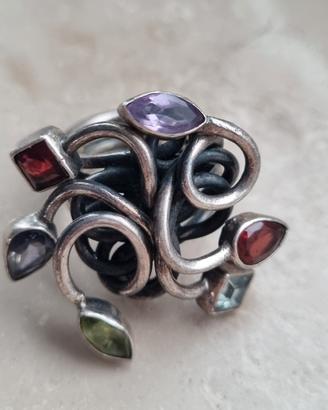 Anello medusa in argento e gemme 