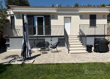 Villetta di pregio con piscina e ampio giardino