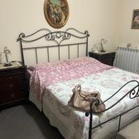 Letto in ferro battuto con comodini