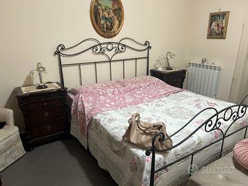 Letto in ferro battuto con comodini