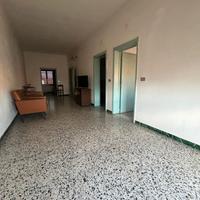 Casa indipendente con box auto e giardino