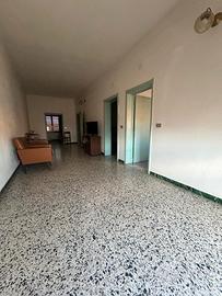 Casa indipendente con box auto e giardino