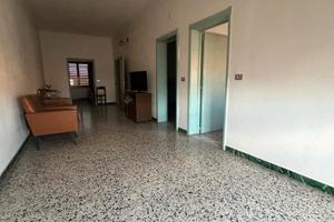 Casa indipendente con box auto e giardino