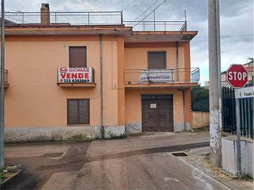 Palazzo / Stabile di 240 m² con più di 5 locali a 