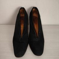 Eleganti decolleté in suede nero con scollo a V 