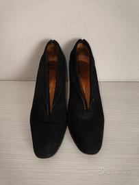 Eleganti decolleté in suede nero con scollo a V 